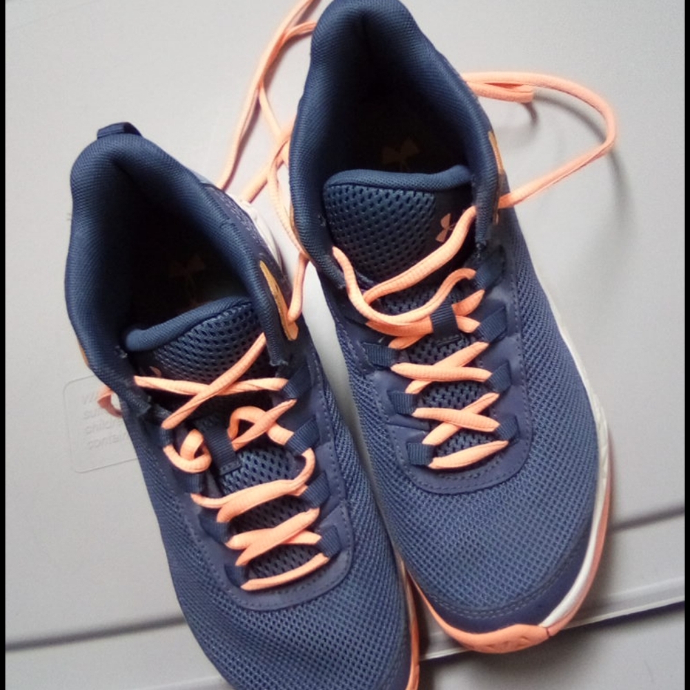 I am selling under armour basketball shoes